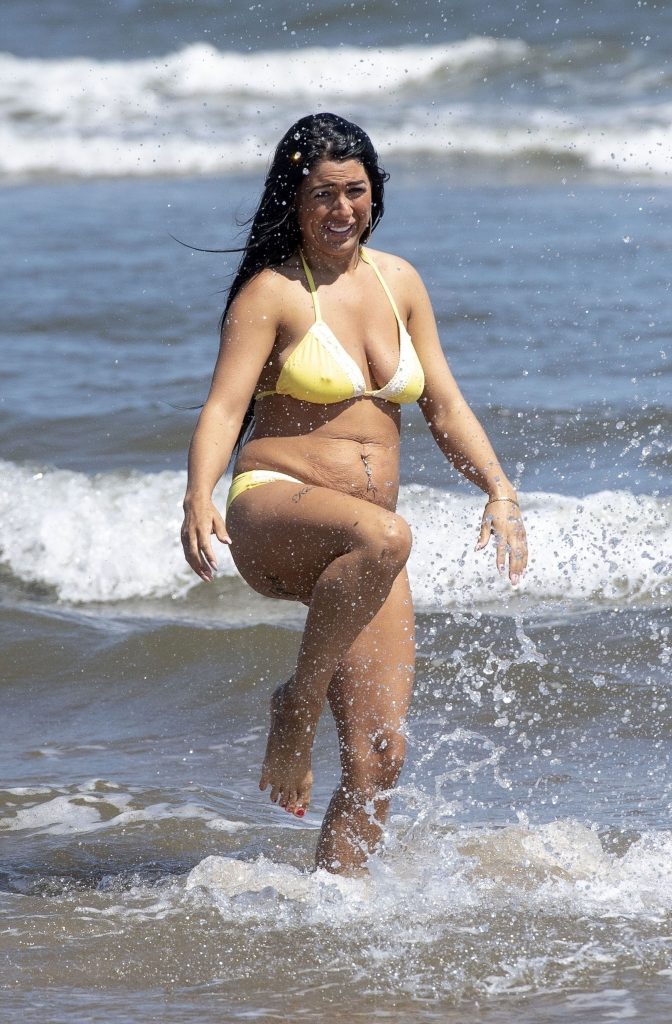 Bikini pics: Simone Reed being real playful on a beach, 27/06/2018 gallery, pic 38