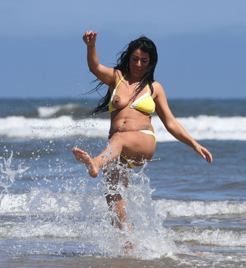 Bikini pics: Simone Reed being real playful on a beach, 27/06/2018 gallery, pic 56