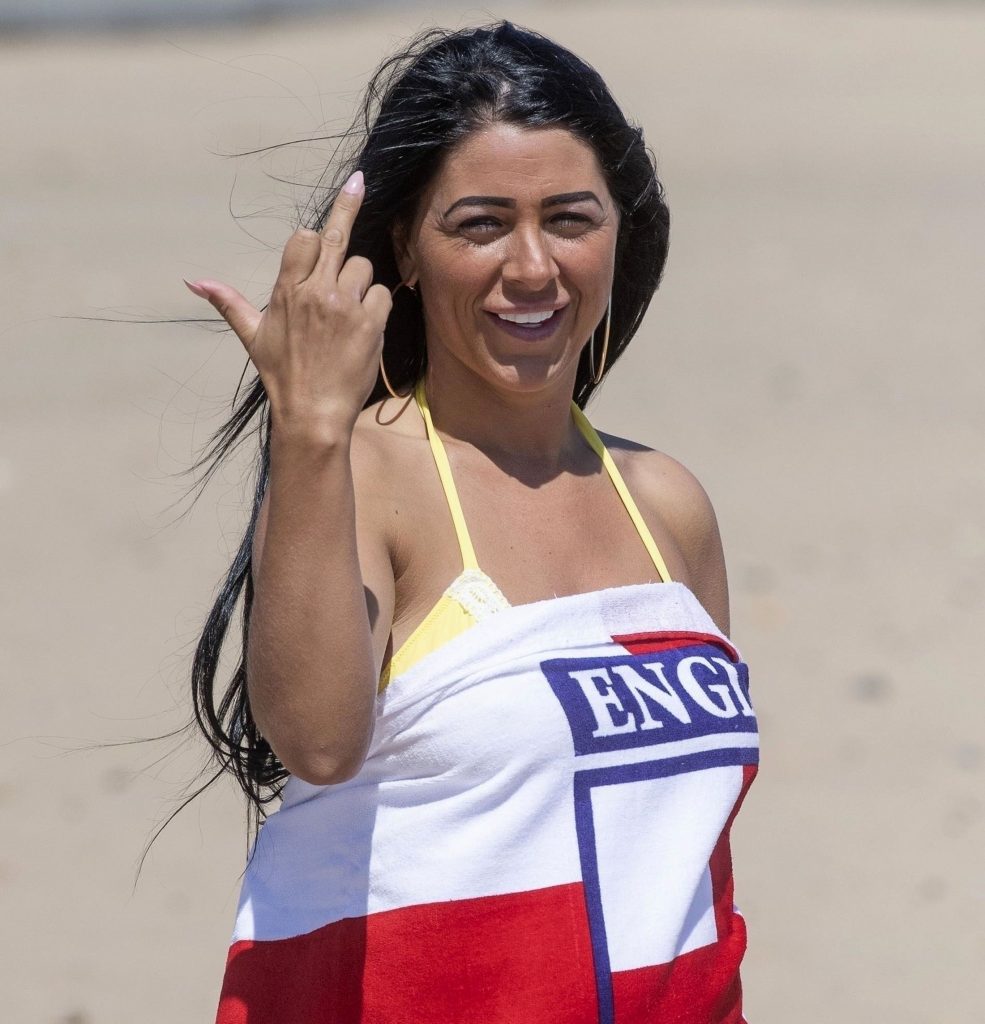 Bikini pics: Simone Reed being real playful on a beach, 27/06/2018 gallery, pic 6