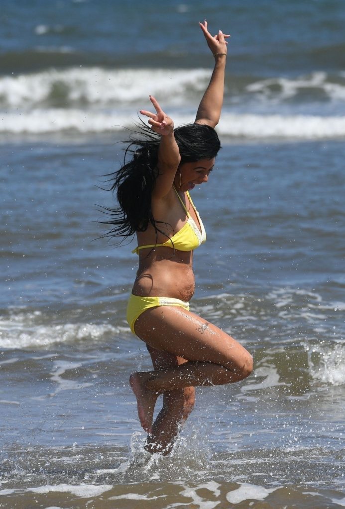 Bikini pics: Simone Reed being real playful on a beach, 27/06/2018 gallery, pic 74