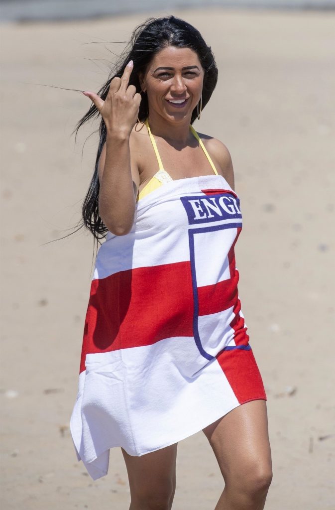 Bikini pics: Simone Reed being real playful on a beach, 27/06/2018 gallery, pic 12