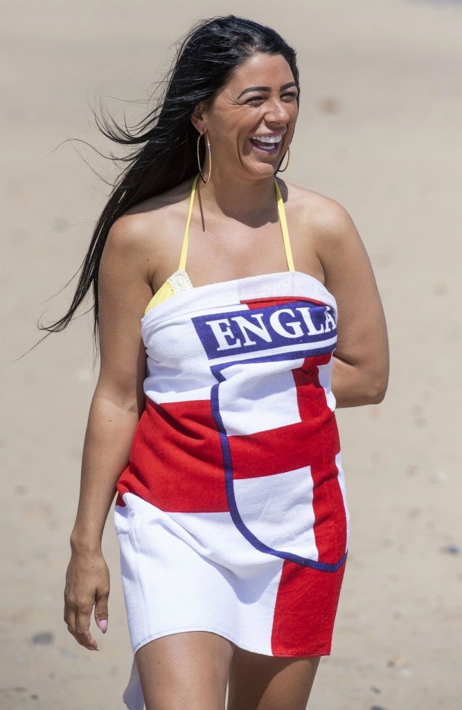 Bikini pics: Simone Reed being real playful on a beach, 27/06/2018 gallery, pic 14