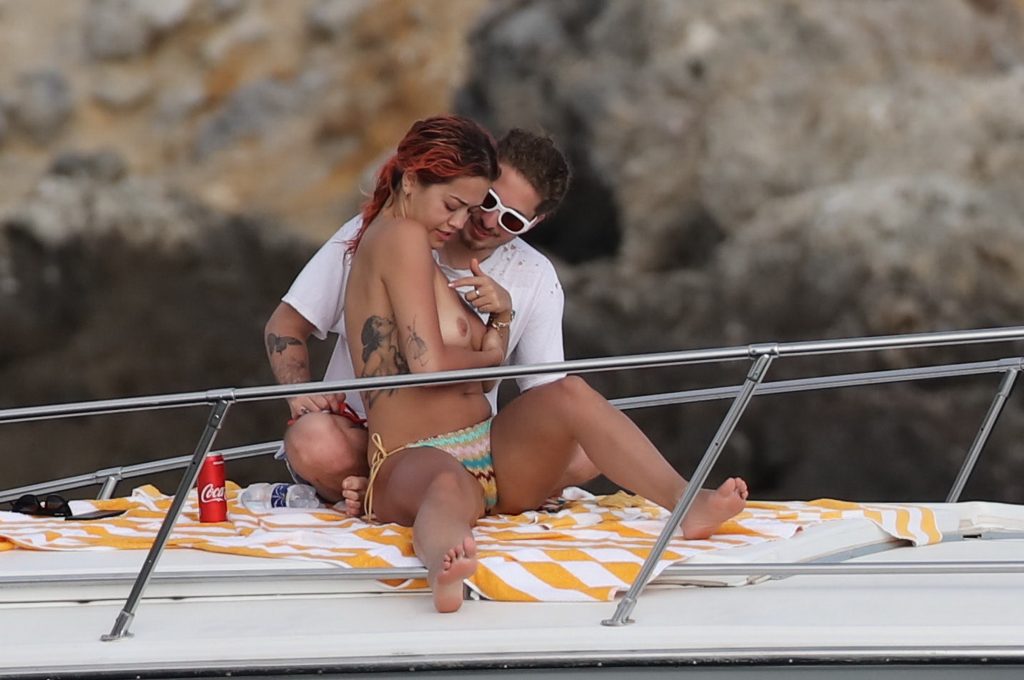 The sexiest and the bestest topless Rita Ora pictures from Tuscany gallery, pic 24