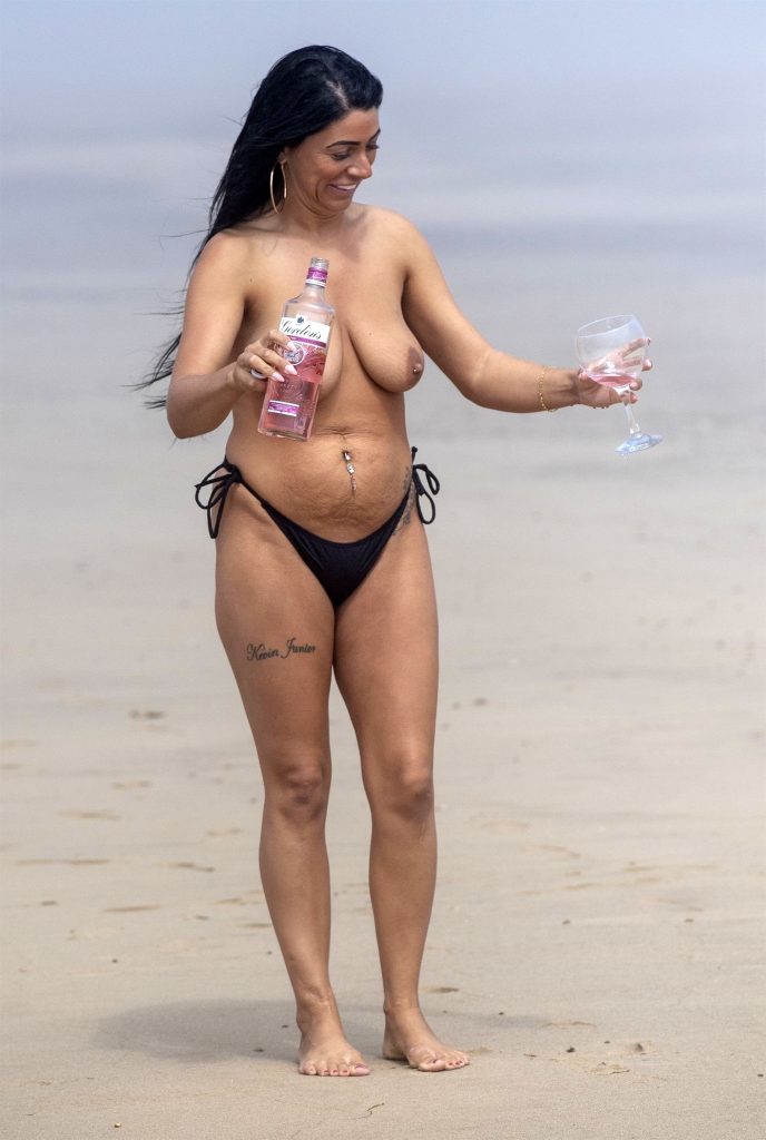 Sensational topless pics - Simone Reed shamelessly posing on a British beach gallery, pic 30