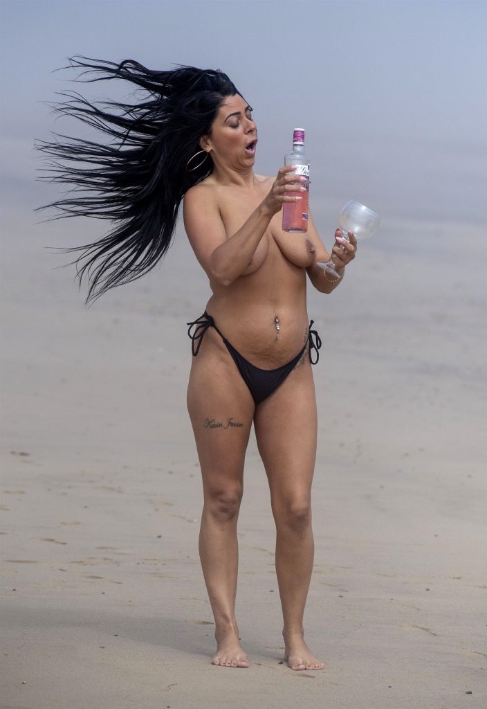 Sensational topless pics - Simone Reed shamelessly posing on a British beach gallery, pic 74