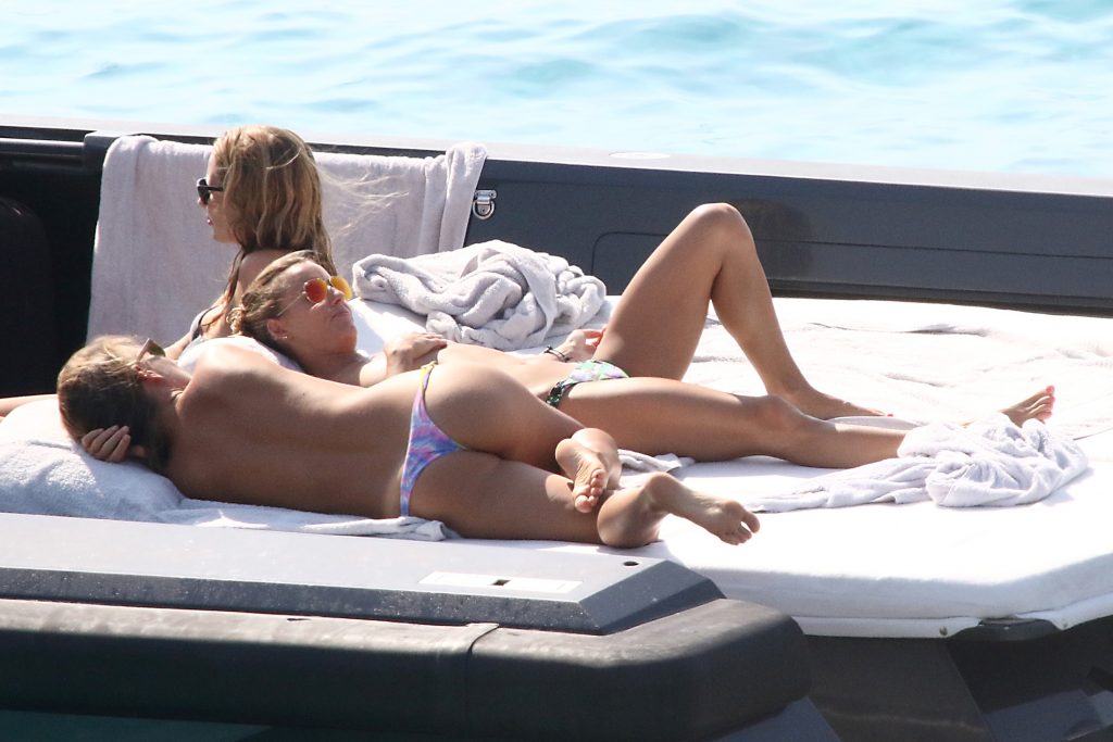 Topless Tania Cagnotto soaking up the sun with her good-looking girlfriends gallery, pic 34