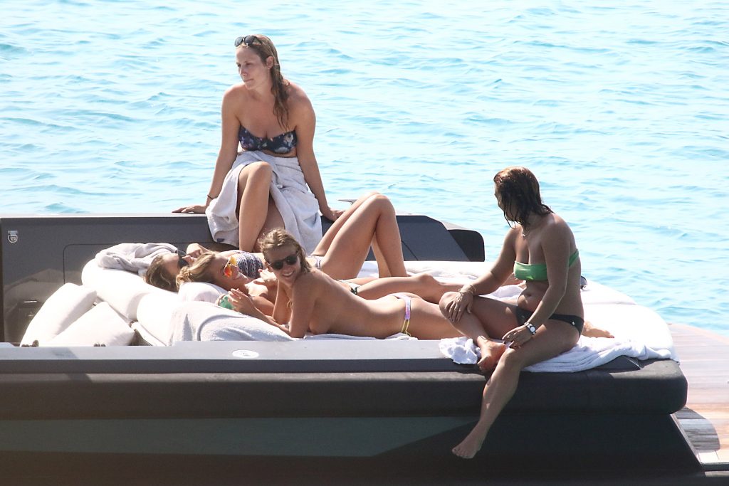 Topless Tania Cagnotto soaking up the sun with her good-looking girlfriends gallery, pic 10