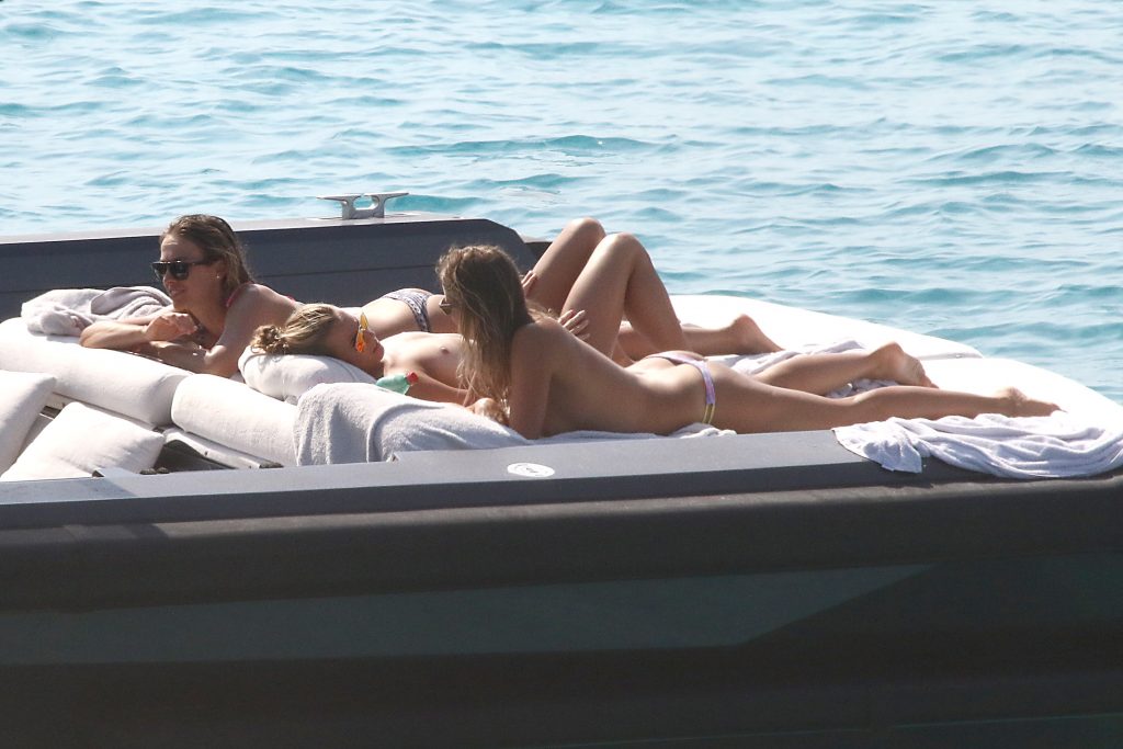 Topless Tania Cagnotto soaking up the sun with her good-looking girlfriends gallery, pic 12