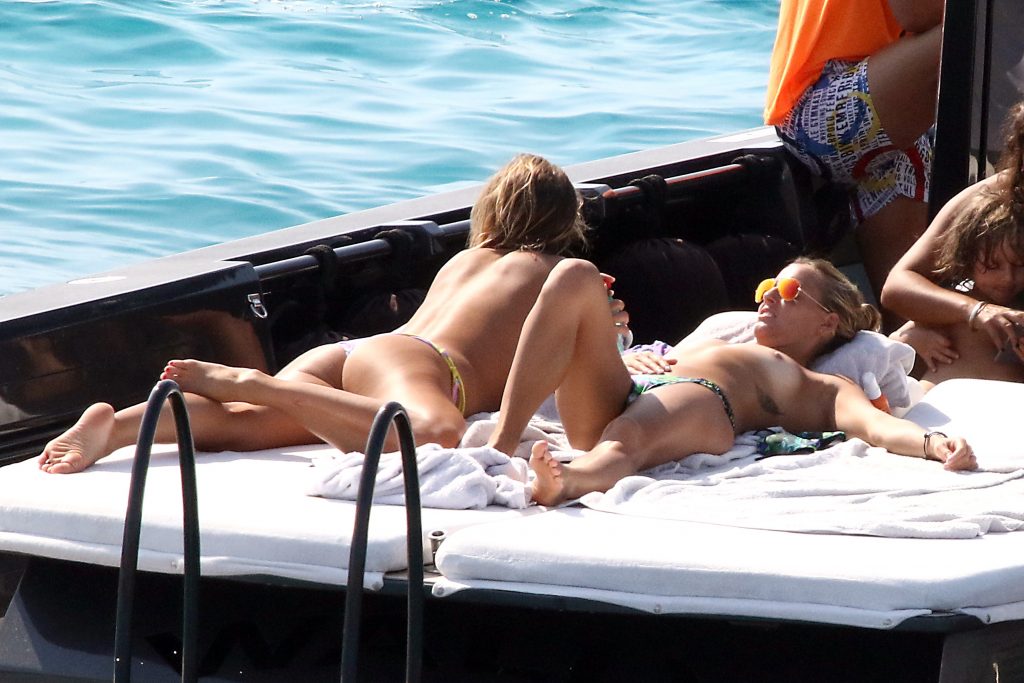 Topless Tania Cagnotto soaking up the sun with her good-looking girlfriends gallery, pic 16