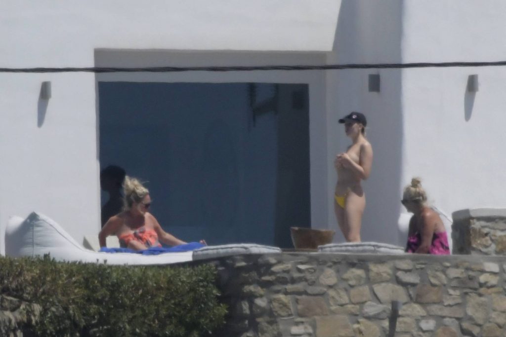 Topless Perrie Edwards pictures from her latest holiday – Mykonos, 01/06/2018 gallery, pic 108