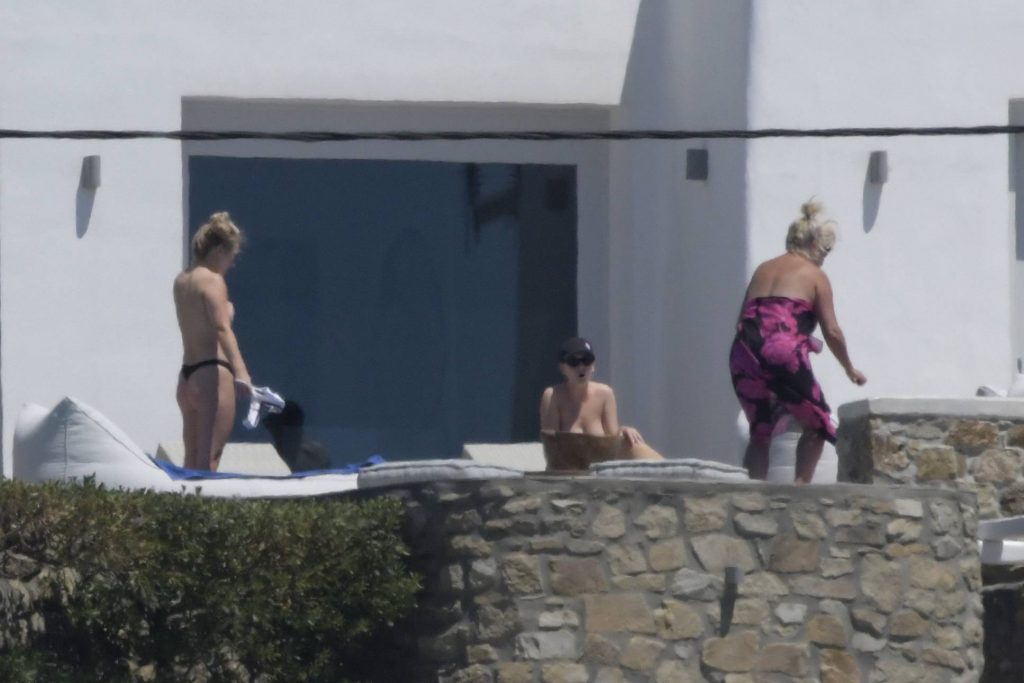 Topless Perrie Edwards pictures from her latest holiday – Mykonos, 01/06/2018 gallery, pic 118