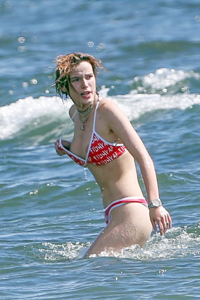 Over 60 high-quality Bella Thorne nip slip pictures from Hawaii, 08/08/2018 gallery, pic 2