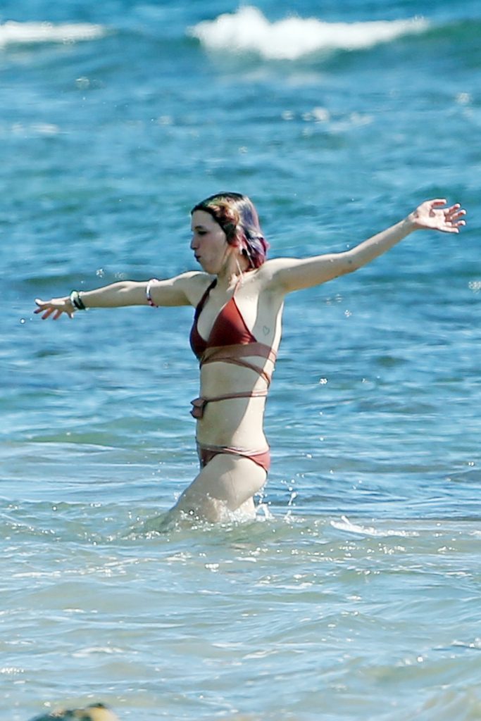 Over 60 high-quality Bella Thorne nip slip pictures from Hawaii, 08/08/2018 gallery, pic 66