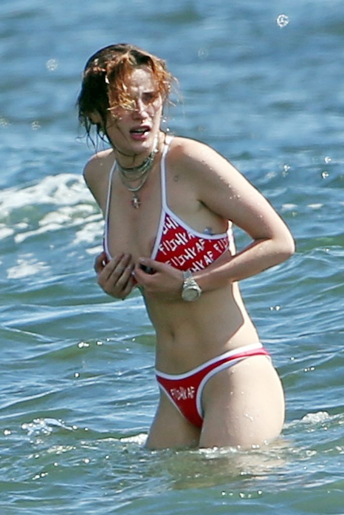 Over 60 high-quality Bella Thorne nip slip pictures from Hawaii, 08/08/2018 gallery, pic 8