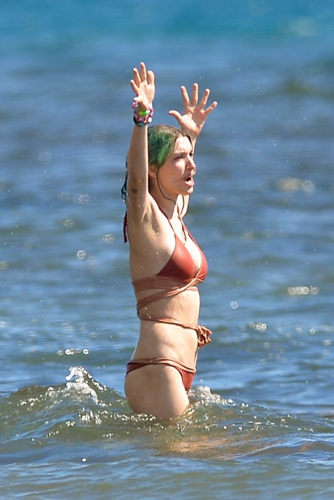 Over 60 high-quality Bella Thorne nip slip pictures from Hawaii, 08/08/2018 gallery, pic 116