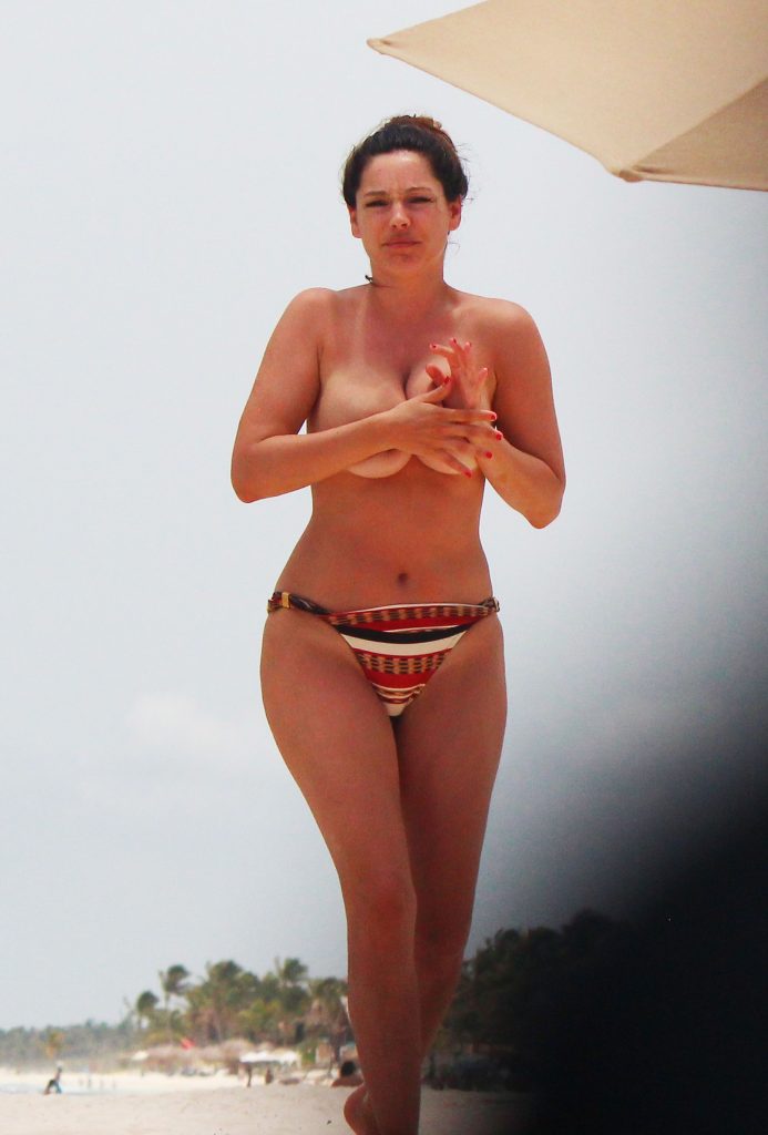 Topless Kelly Brook pictures from the beach in Cancun, Mexico gallery, pic 134