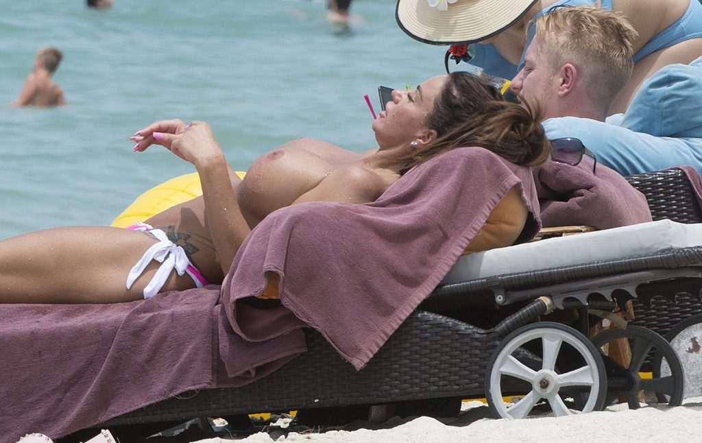 Topless Katie Price seen roaming the beaches of Thailand  gallery, pic 44