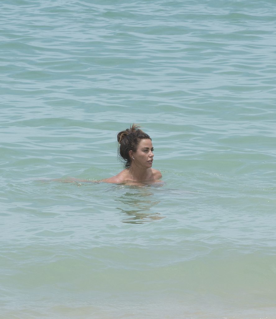 Topless Katie Price seen roaming the beaches of Thailand  gallery, pic 54