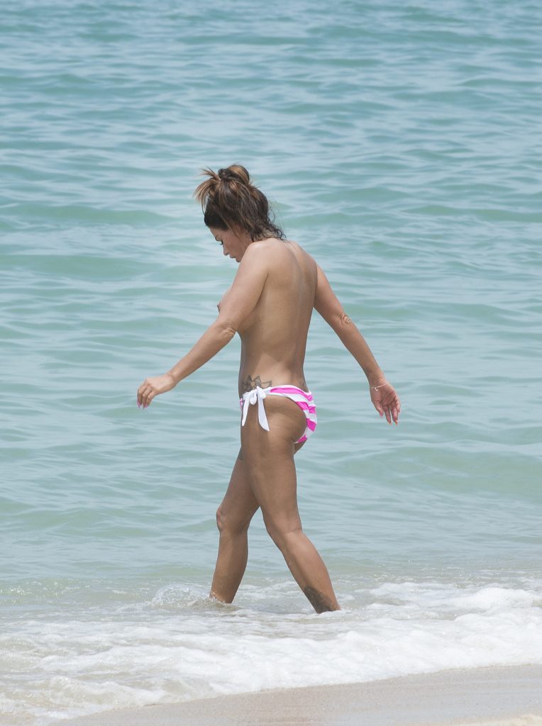 Topless Katie Price seen roaming the beaches of Thailand  gallery, pic 62