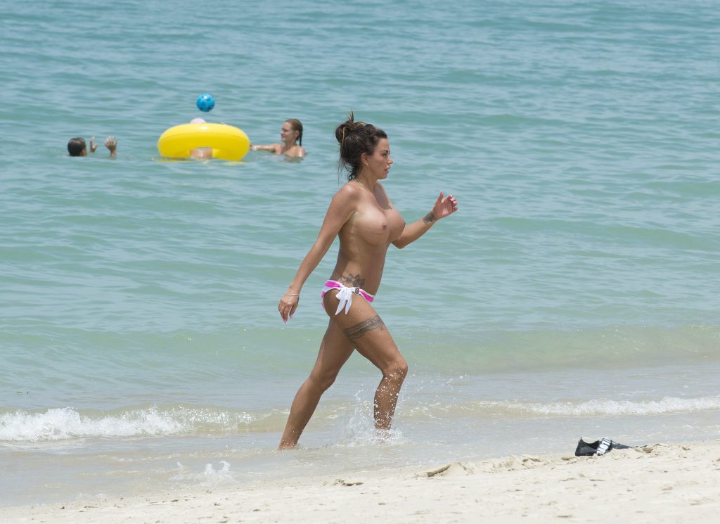 Topless Katie Price seen roaming the beaches of Thailand  gallery, pic 14