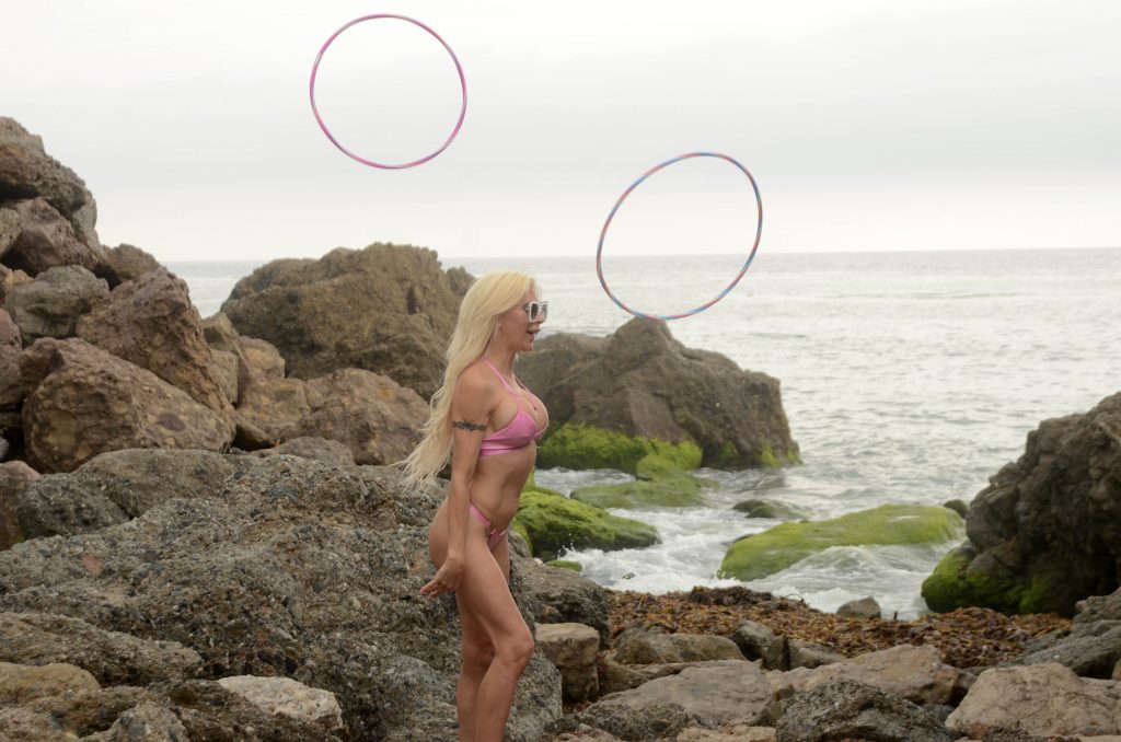 Angelique Morgan showing her ass while doing some sick hula hoop tricks gallery, pic 6