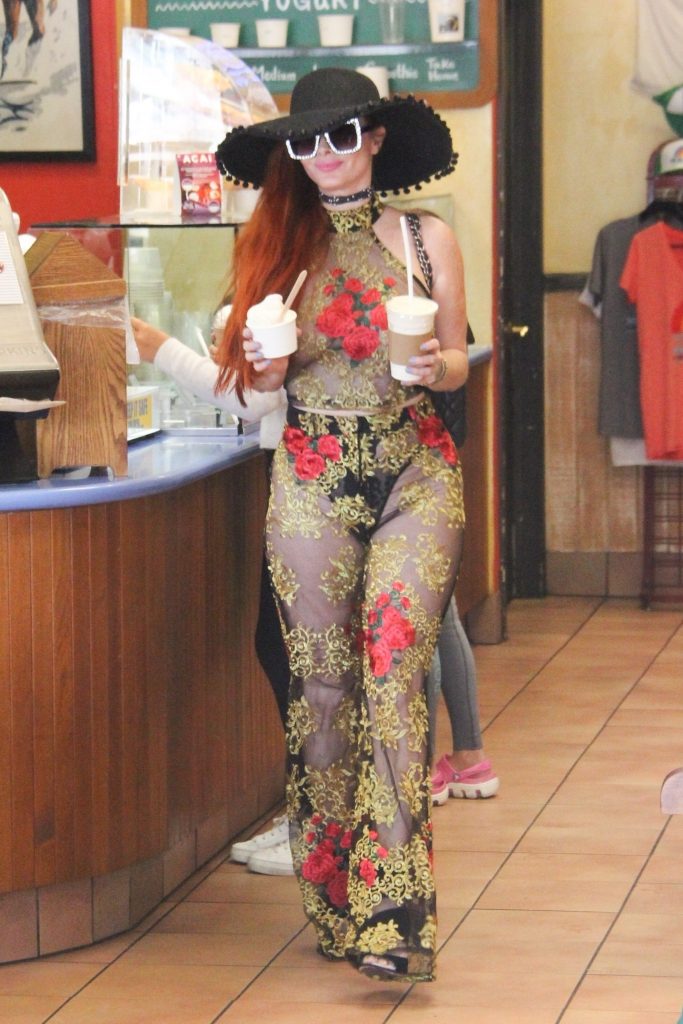 Phoebe Price wears a see-through get-up while buying frozen yogurts gallery, pic 34