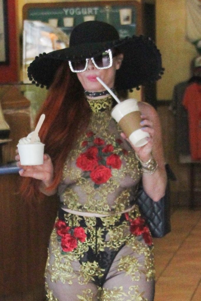 Phoebe Price wears a see-through get-up while buying frozen yogurts gallery, pic 4