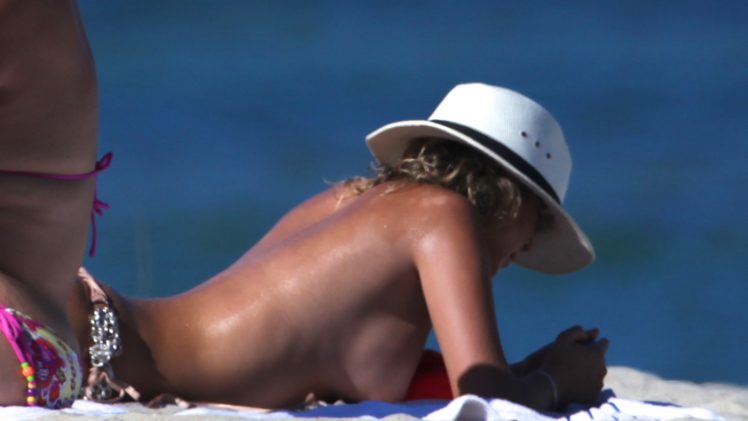 Latest Laura Monroy topless pictures from Miami Beach (13 photos)