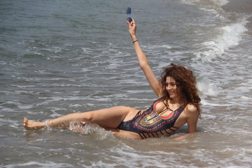 Curly-haired MILF Blanca Blanco accidentally flashes her nipple on a beach gallery, pic 22
