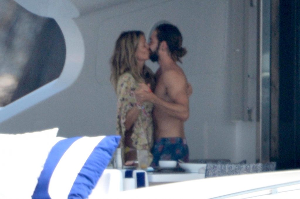 Topless Heidi Klum pictures – famous blonde enjoys extended foreplay on a boat gallery, pic 200