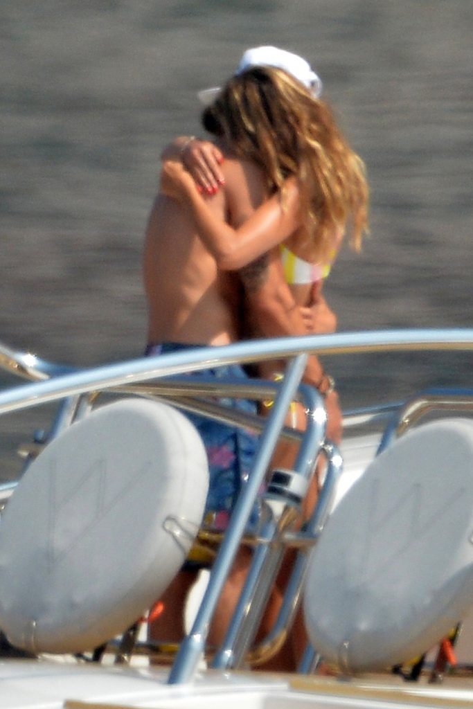 Topless Heidi Klum pictures – famous blonde enjoys extended foreplay on a boat gallery, pic 202