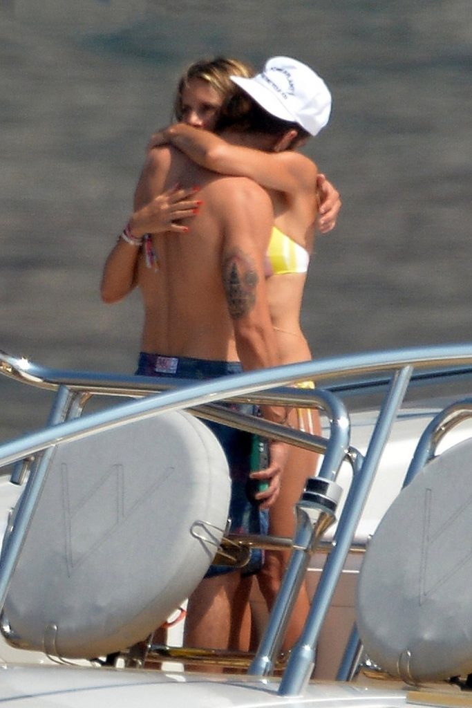 Topless Heidi Klum pictures – famous blonde enjoys extended foreplay on a boat gallery, pic 208