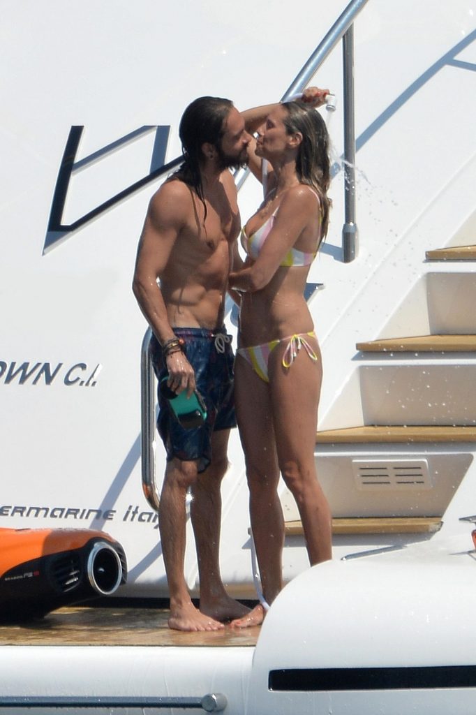 Topless Heidi Klum pictures – famous blonde enjoys extended foreplay on a boat gallery, pic 210