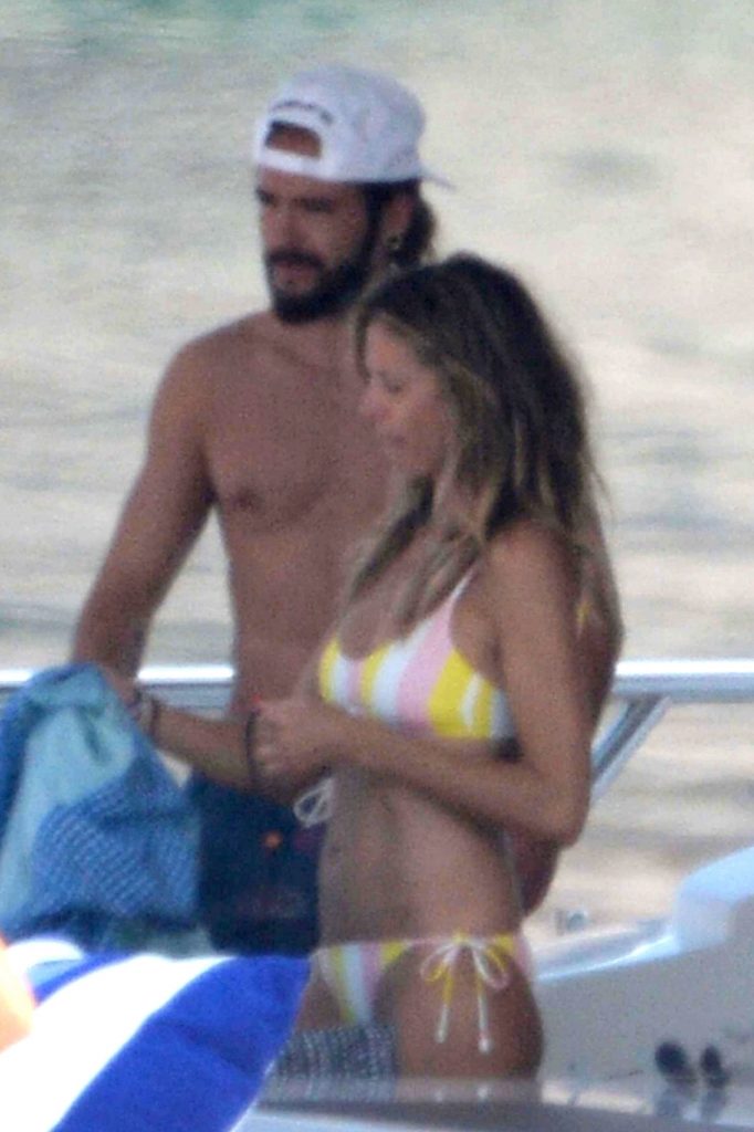 Topless Heidi Klum pictures – famous blonde enjoys extended foreplay on a boat gallery, pic 216