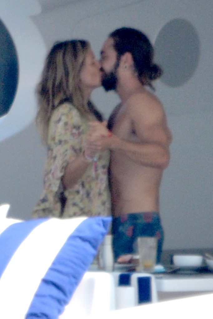 Topless Heidi Klum pictures – famous blonde enjoys extended foreplay on a boat gallery, pic 222