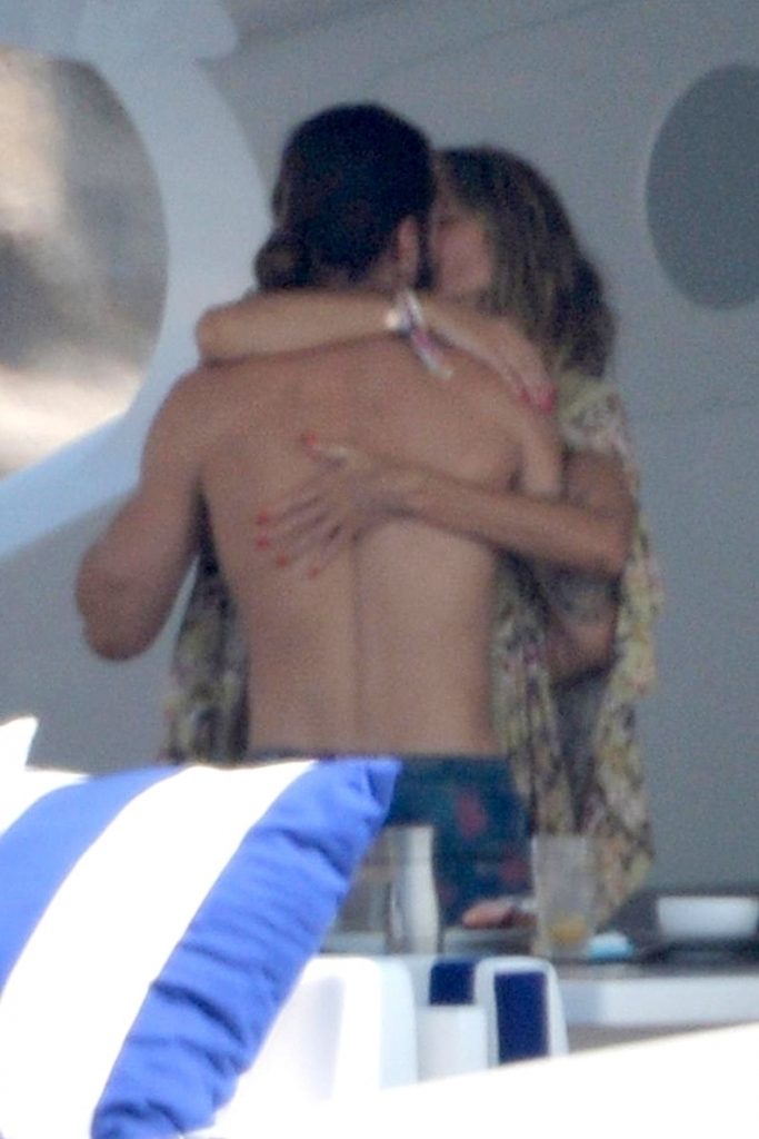 Topless Heidi Klum pictures – famous blonde enjoys extended foreplay on a boat gallery, pic 228