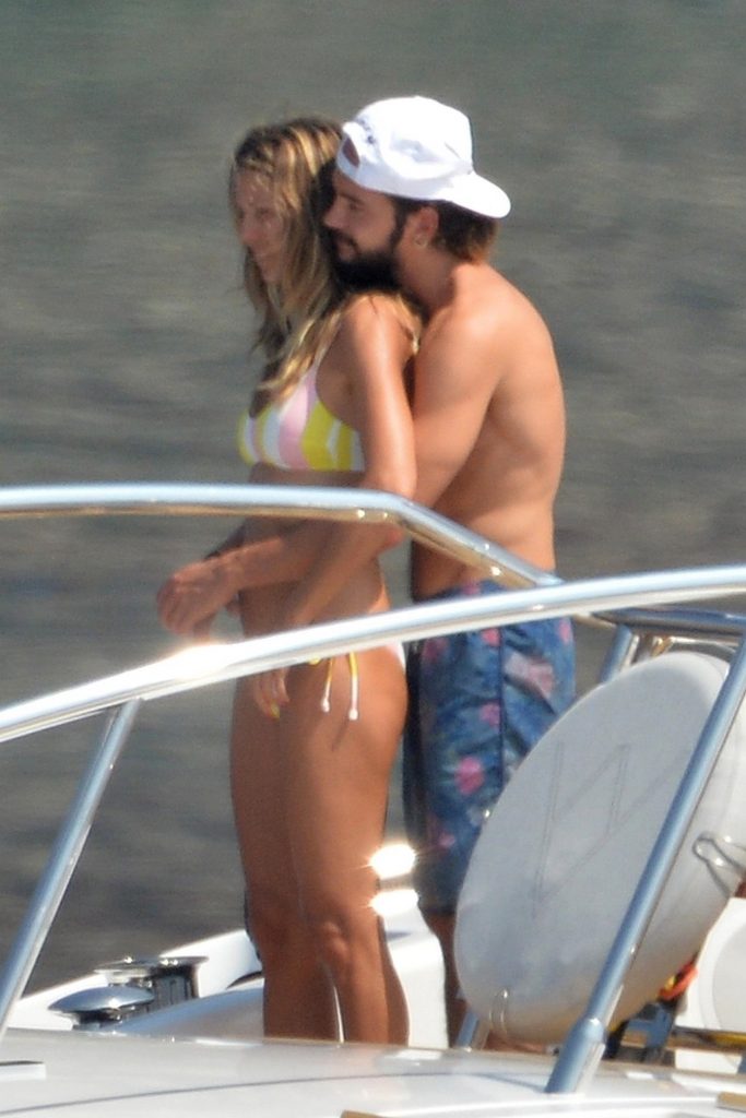 Topless Heidi Klum pictures – famous blonde enjoys extended foreplay on a boat gallery, pic 232