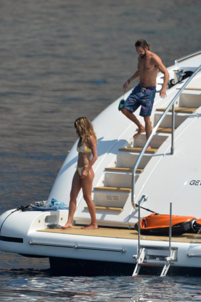 Topless Heidi Klum pictures – famous blonde enjoys extended foreplay on a boat gallery, pic 22