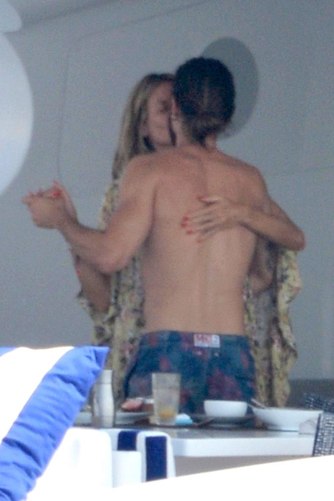 Topless Heidi Klum pictures – famous blonde enjoys extended foreplay on a boat gallery, pic 236