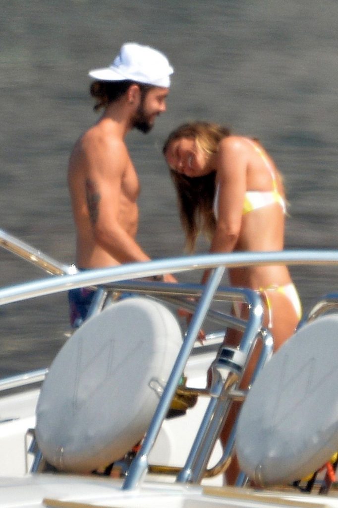 Topless Heidi Klum pictures – famous blonde enjoys extended foreplay on a boat gallery, pic 238