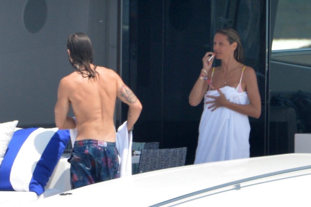 Topless Heidi Klum pictures – famous blonde enjoys extended foreplay on a boat gallery, pic 244