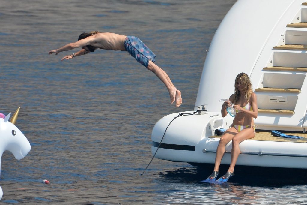 Topless Heidi Klum pictures – famous blonde enjoys extended foreplay on a boat gallery, pic 248