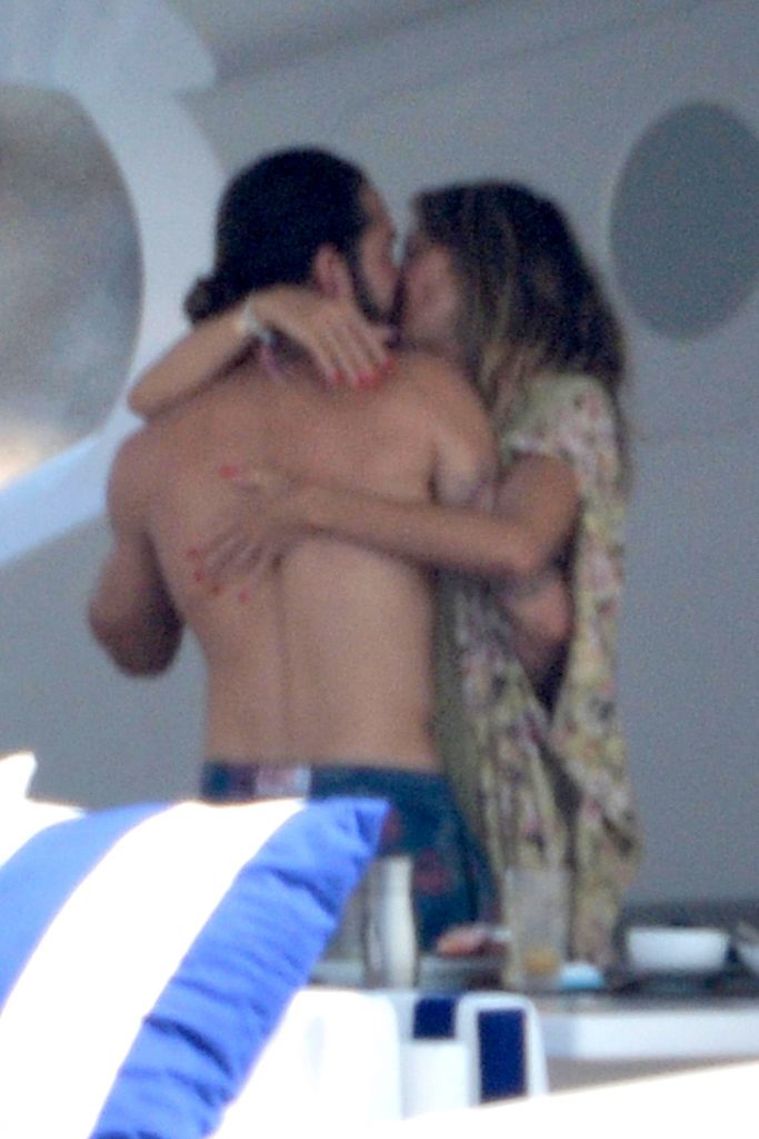 Topless Heidi Klum pictures – famous blonde enjoys extended foreplay on a boat gallery, pic 250