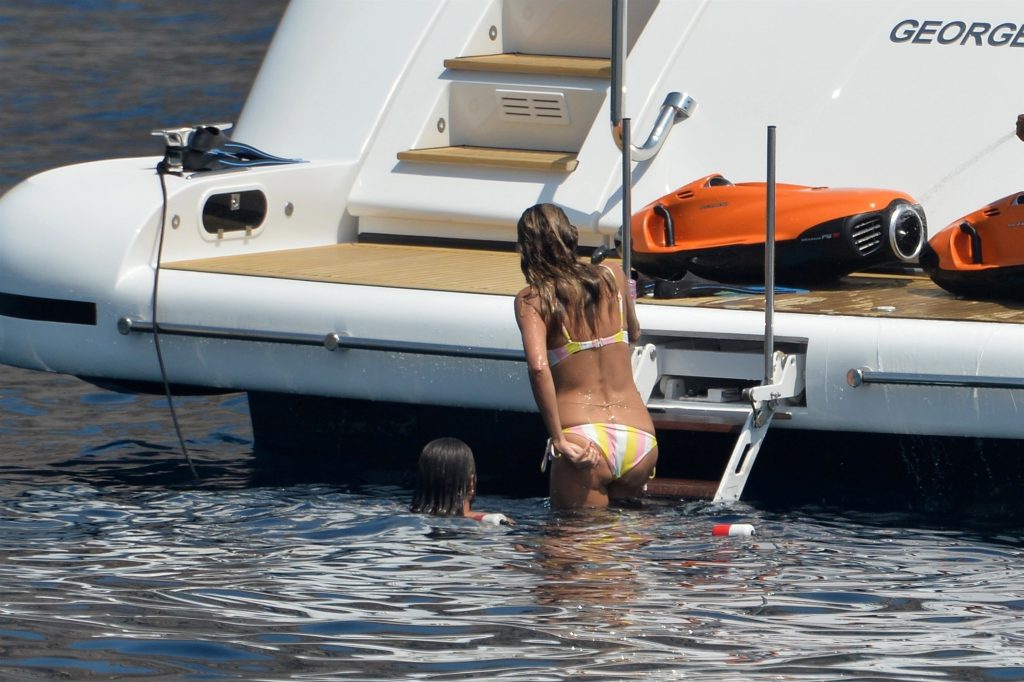 Topless Heidi Klum pictures – famous blonde enjoys extended foreplay on a boat gallery, pic 258