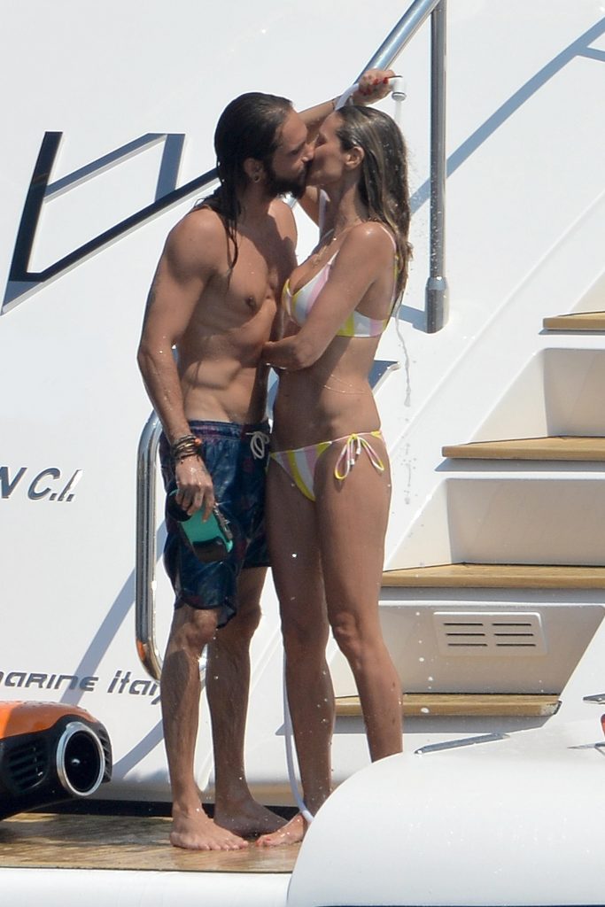 Topless Heidi Klum pictures – famous blonde enjoys extended foreplay on a boat gallery, pic 262