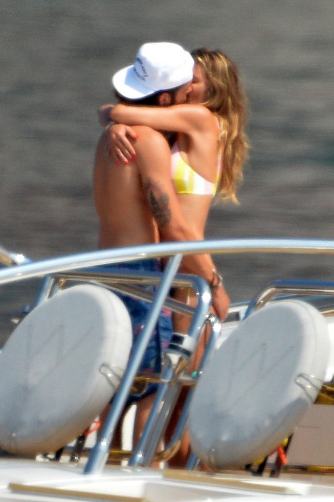 Topless Heidi Klum pictures – famous blonde enjoys extended foreplay on a boat gallery, pic 268