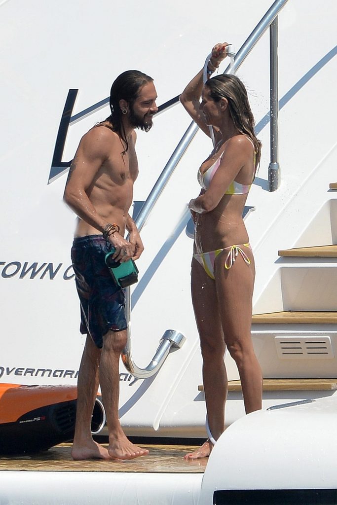 Topless Heidi Klum pictures – famous blonde enjoys extended foreplay on a boat gallery, pic 270