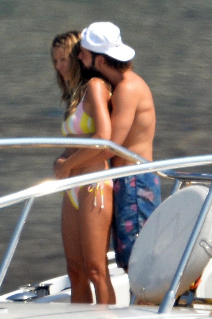 Topless Heidi Klum pictures – famous blonde enjoys extended foreplay on a boat gallery, pic 274