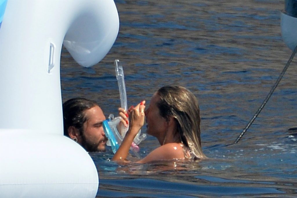 Topless Heidi Klum pictures – famous blonde enjoys extended foreplay on a boat gallery, pic 280