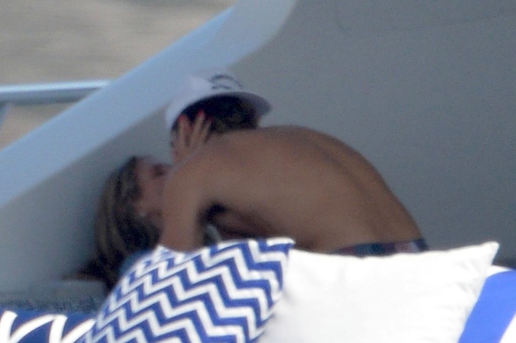 Topless Heidi Klum pictures – famous blonde enjoys extended foreplay on a boat gallery, pic 284